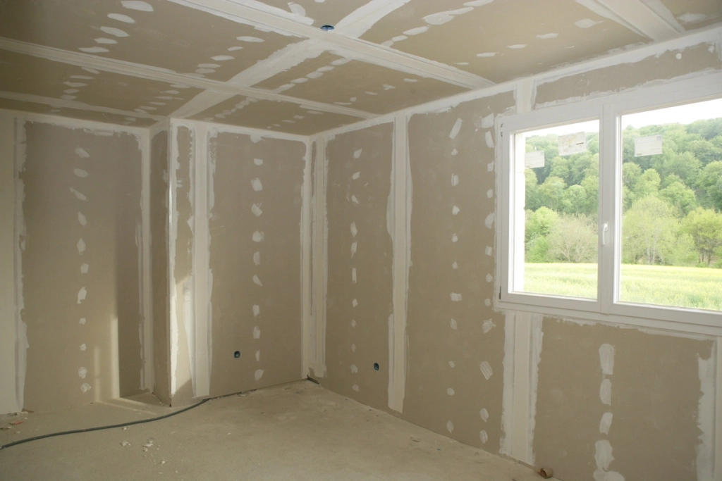 Pièce intérieure avec murs et plafond en placo prêts pour la finition